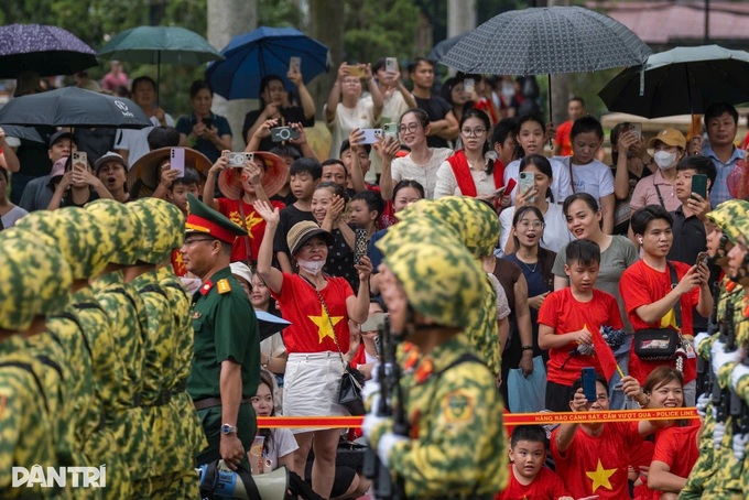 Crowds flock to Hanoi streets to watch National Day parade rehearsal - 4 Crowds flock to Hanoi streets to watch National Day parade rehearsal - 4