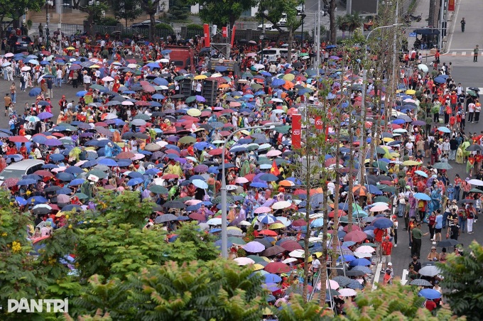 Crowds flock to Hanoi streets to watch National Day parade rehearsal - 5 Crowds flock to Hanoi streets to watch National Day parade rehearsal - 5