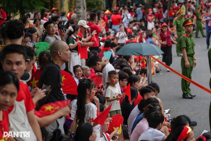 Crowds flock to Hanoi streets to watch National Day parade rehearsal - 6 Crowds flock to Hanoi streets to watch National Day parade rehearsal - 6