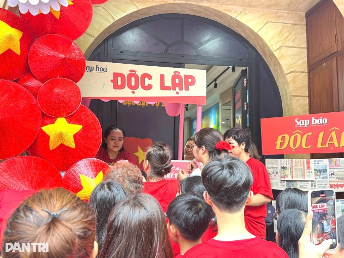 Crowds flock to Hanoi streets to watch National Day parade rehearsal - 9 Crowds flock to Hanoi streets to watch National Day parade rehearsal - 9