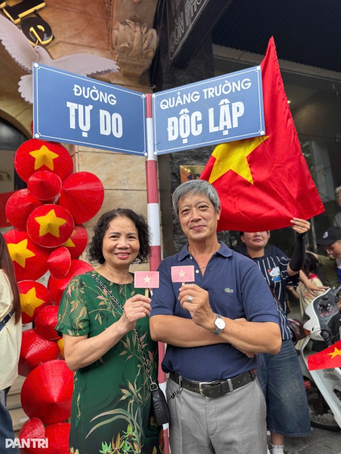 Crowds flock to Hanoi streets to watch National Day parade rehearsal - 7 Crowds flock to Hanoi streets to watch National Day parade rehearsal - 7