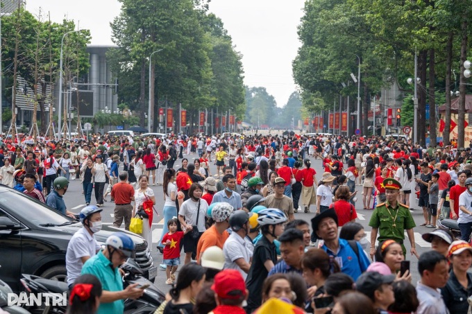 Crowds flock to Hanoi streets to watch National Day parade rehearsal - 8 Crowds flock to Hanoi streets to watch National Day parade rehearsal - 8