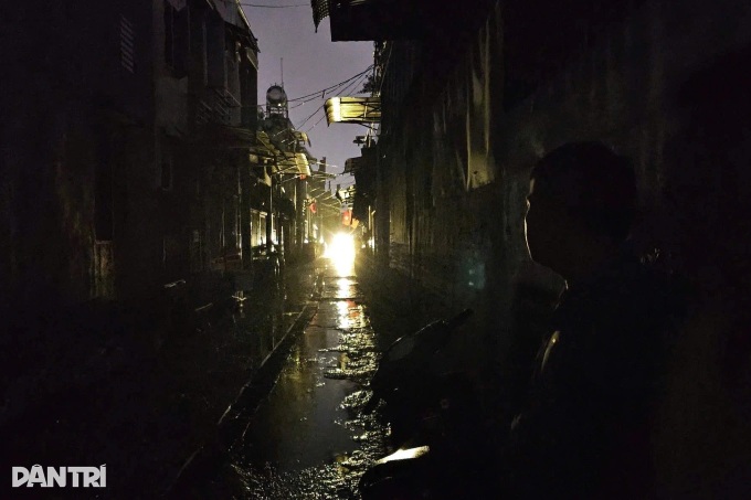 Nearly 100 households in HCM City left without power for three days - 1 Nearly 100 households in HCM City left without power for three days - 1