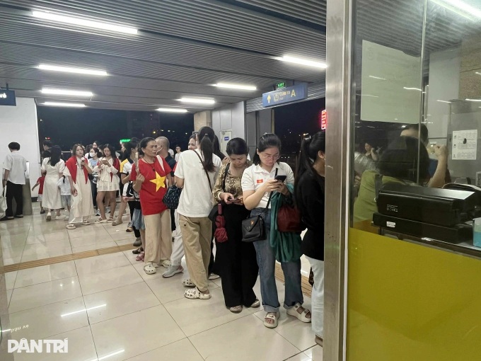 Hanoi metro station overwhelmed after military parade rehearsal - 1 Hanoi metro station overwhelmed after military parade rehearsal - 1