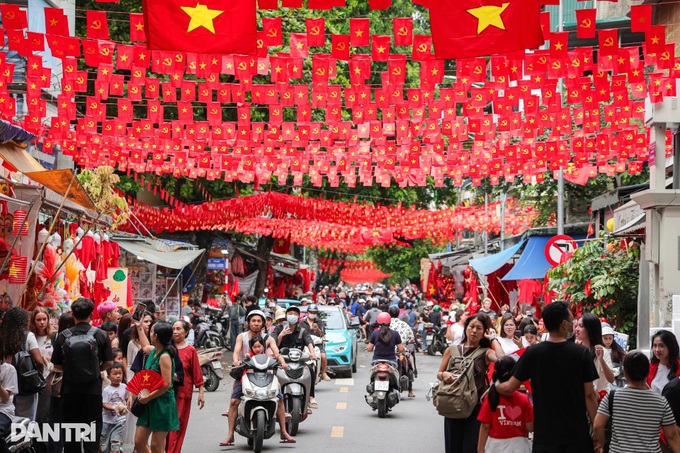 Tourists impressed by National Day celebratory atmosphere - 1