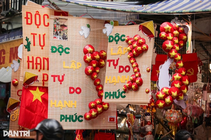 Tourists impressed by National Day celebratory atmosphere - 7