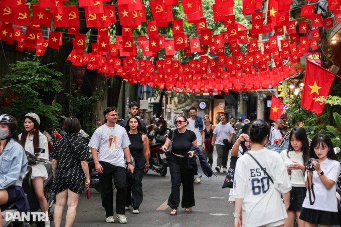 Tourists impressed by National Day celebratory atmosphere - 6