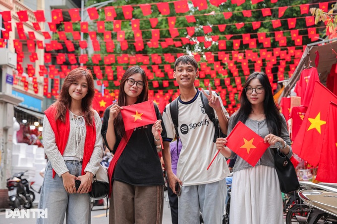 Tourists impressed by National Day celebratory atmosphere - 5