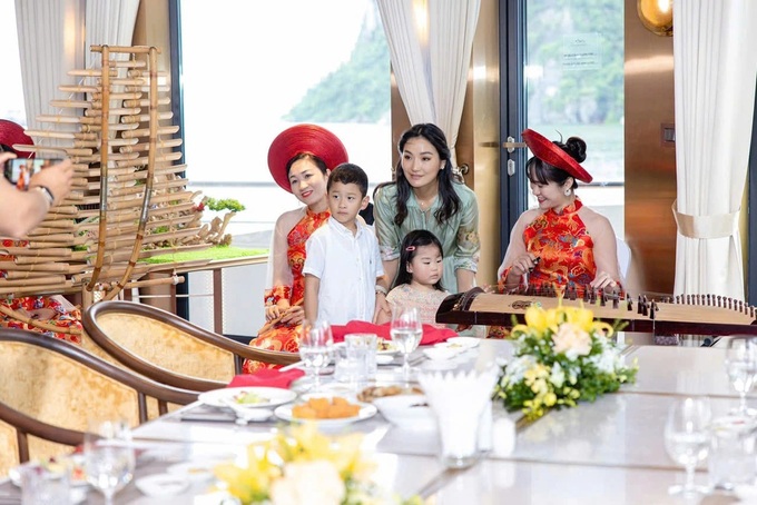 Bhutan royals enjoy Halong Bay cruise - 2 Bhutan royals enjoy Halong Bay cruise - 2