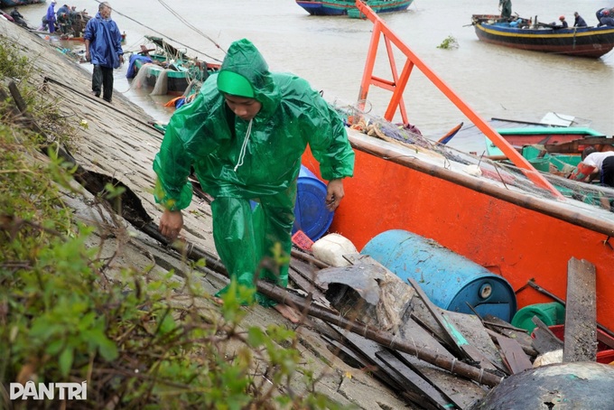 Over 40 fishing boats sunk or damaged as Typhoon Kajiki hits Ha Tinh - 4 Over 40 fishing boats sunk or damaged as Typhoon Kajiki hits Ha Tinh - 4