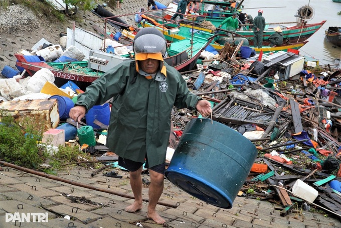 Over 40 fishing boats sunk or damaged as Typhoon Kajiki hits Ha Tinh - 2 Over 40 fishing boats sunk or damaged as Typhoon Kajiki hits Ha Tinh - 2