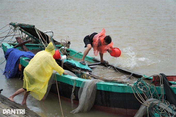 Over 40 fishing boats sunk or damaged as Typhoon Kajiki hits Ha Tinh - 5 Over 40 fishing boats sunk or damaged as Typhoon Kajiki hits Ha Tinh - 5