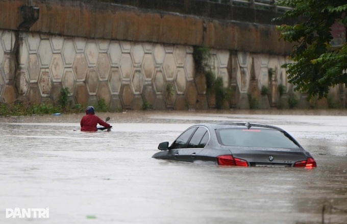 Ride-hailing fares in Hanoi, HCM City soar amid severe flooding - 1 Ride-hailing fares in Hanoi, HCM City soar amid severe flooding - 1