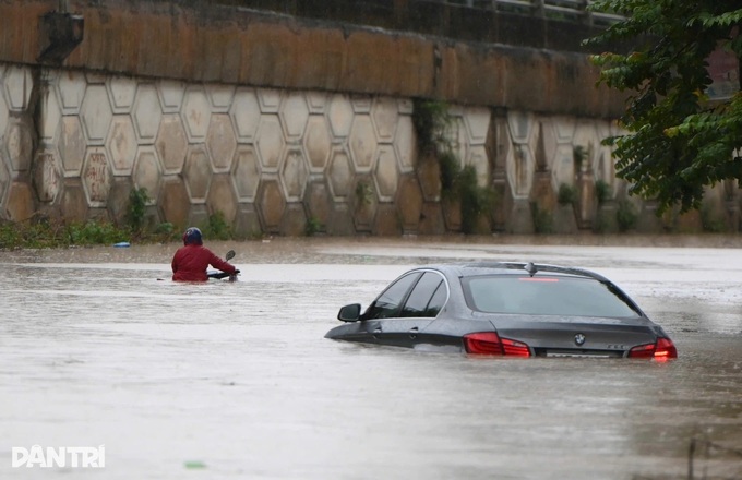 Overnight downpour turns Hanoi streets into rivers - 8 Overnight downpour turns Hanoi streets into rivers - 8