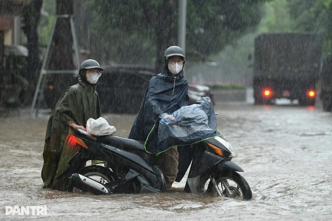 Overnight downpour turns Hanoi streets into rivers - 2 Overnight downpour turns Hanoi streets into rivers - 2