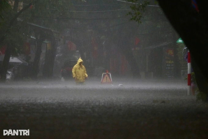 Overnight downpour turns Hanoi streets into rivers - 5 Overnight downpour turns Hanoi streets into rivers - 5