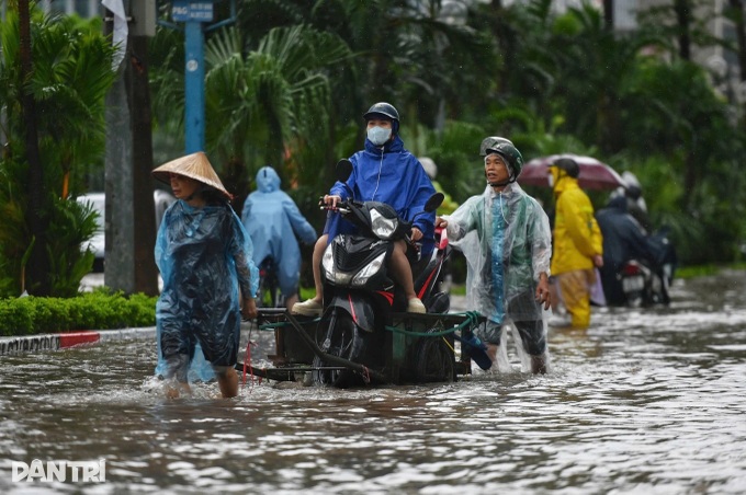 Overnight downpour turns Hanoi streets into rivers - 6 Overnight downpour turns Hanoi streets into rivers - 6