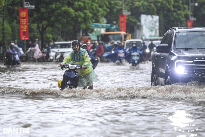 Overnight downpour turns Hanoi streets into rivers - 7 Overnight downpour turns Hanoi streets into rivers - 7