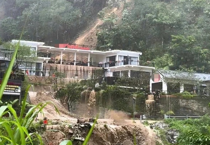 Floods sweep through Khau Pha Pass hotel, wiping out fish farms - 1 Floods sweep through Khau Pha Pass hotel, wiping out fish farms - 1