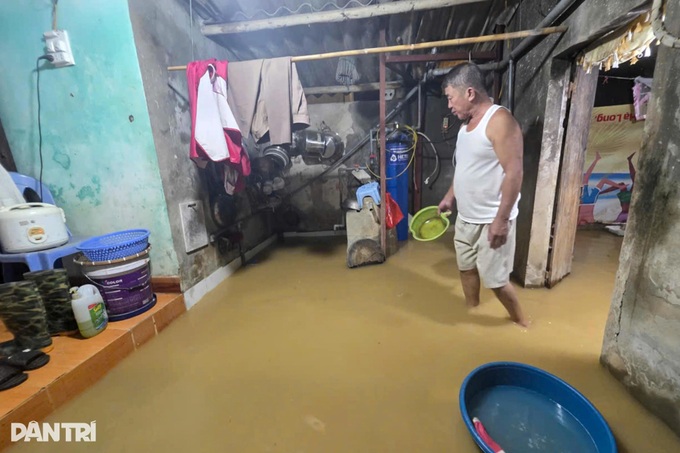 Hundreds in Hanoi reinforce dikes and evacuate as floods rise - 4 Hundreds in Hanoi reinforce dikes and evacuate as floods rise - 4