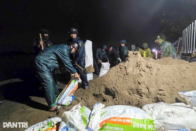 Hundreds in Hanoi reinforce dikes and evacuate as floods rise - 1 Hundreds in Hanoi reinforce dikes and evacuate as floods rise - 1