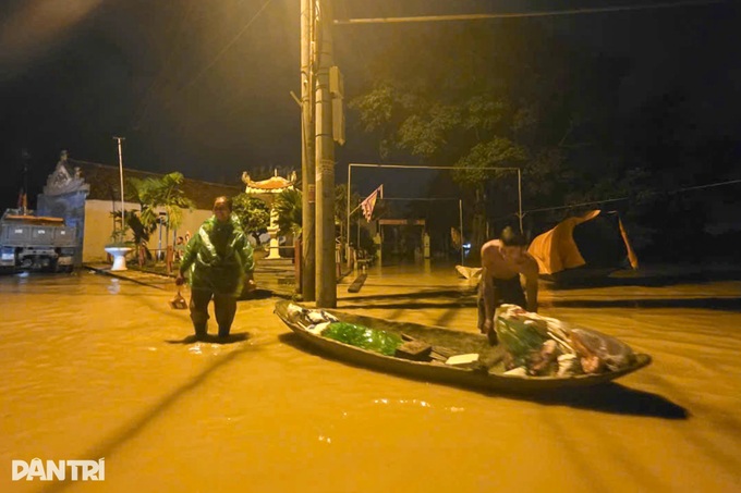Hundreds in Hanoi reinforce dikes and evacuate as floods rise - 3 Hundreds in Hanoi reinforce dikes and evacuate as floods rise - 3