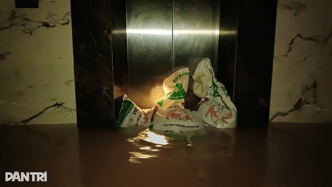 Hanoi apartment complex left flooded and powerless after heavy rain - 1 Hanoi apartment complex left flooded and powerless after heavy rain - 1
