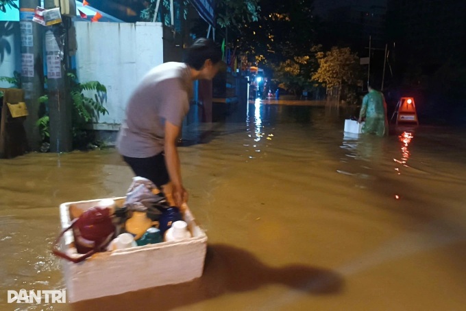 Hanoi apartment complex left flooded and powerless after heavy rain - 3 Hanoi apartment complex left flooded and powerless after heavy rain - 3