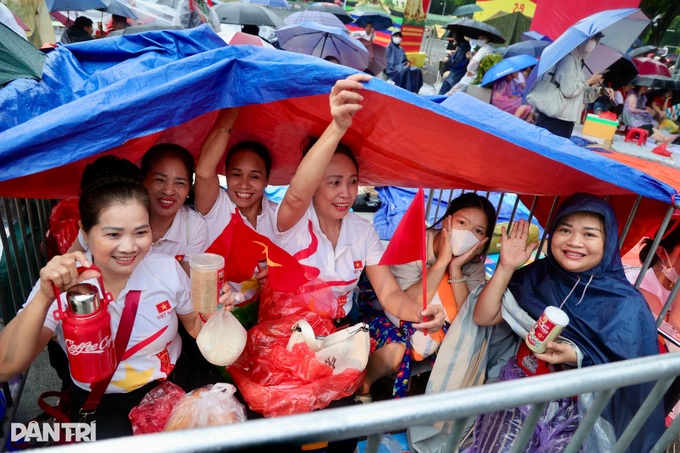 Overnight crowds fill Hanoi pavements for parade rehearsal - 3