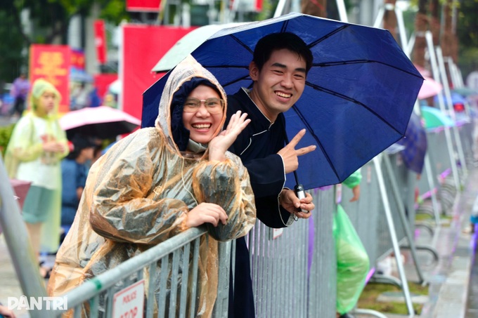 Overnight crowds fill Hanoi pavements for parade rehearsal - 5