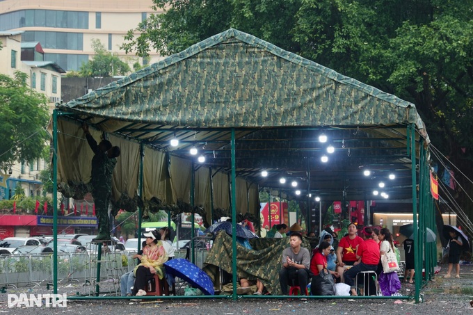 Overnight crowds fill Hanoi pavements for parade rehearsal - 6