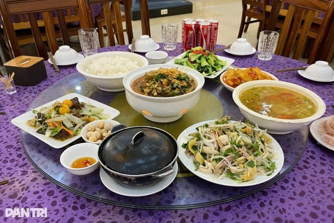Nghe An restaurant offers free meals to sanitation workers - 2 Nghe An restaurant offers free meals to sanitation workers - 2