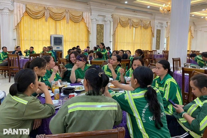 Nghe An restaurant offers free meals to sanitation workers - 1 Nghe An restaurant offers free meals to sanitation workers - 1