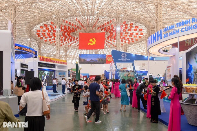 Vietnam showcases achievements in largest-ever exhibition - 3 Vietnam showcases achievements in largest-ever exhibition - 3