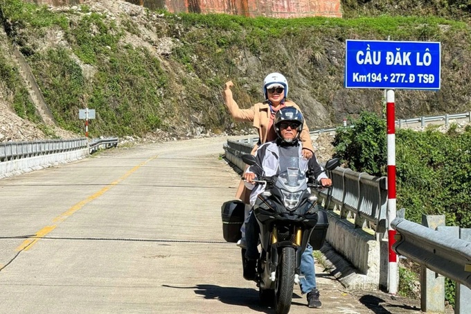 Elderly couple conquers 20 routes across Vietnam on motorbike - 1 Elderly couple conquers 20 routes across Vietnam on motorbike - 1