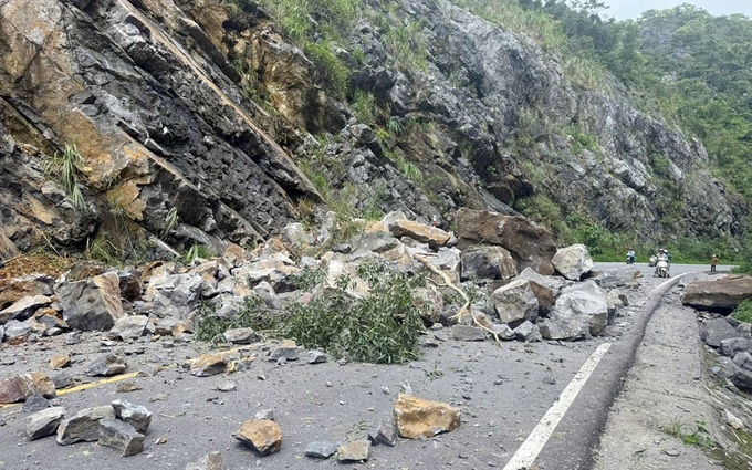 Landslide blocks road to Cat Ba National Park - 1
