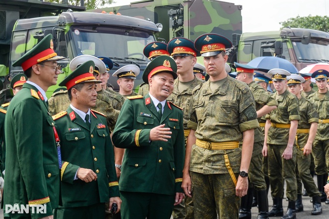 Russian, Lao and Cambodian troops visit Vietnam’s military equipment - 6 Russian, Lao and Cambodian troops visit Vietnam’s military equipment - 6