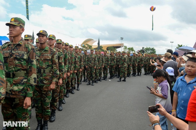 Russian, Lao and Cambodian troops visit Vietnam’s military equipment - 7 Russian, Lao and Cambodian troops visit Vietnam’s military equipment - 7