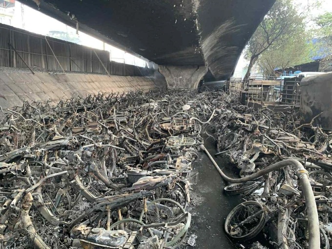 About 500 motorbikes destroyed in fire under Hanoi bridge - 2 About 500 motorbikes destroyed in fire under Hanoi bridge - 2