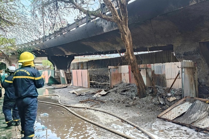 About 500 motorbikes destroyed in fire under Hanoi bridge - 1 About 500 motorbikes destroyed in fire under Hanoi bridge - 1