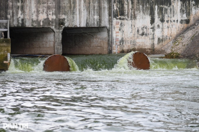 To Lich River shows signs of revival after receiving water from West Lake - 2 To Lich River shows signs of revival after receiving water from West Lake - 2