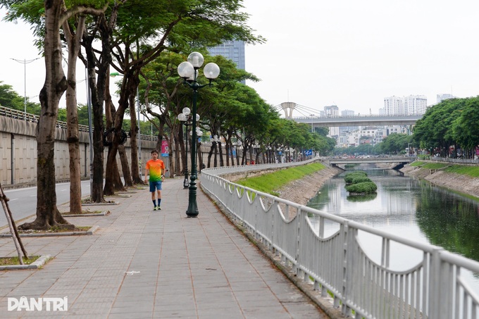 To Lich River shows signs of revival after receiving water from West Lake - 5 To Lich River shows signs of revival after receiving water from West Lake - 5