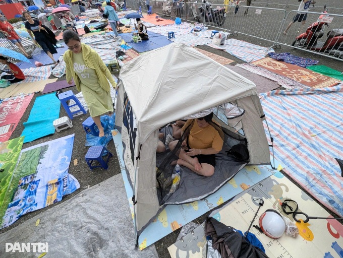 Thousands camp for two days in Hanoi to watch National Day parade - 1 Thousands camp for two days in Hanoi to watch National Day parade - 1