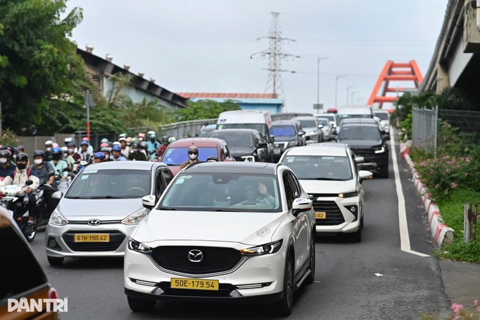 Traffic jams plague HCM City as residents return after National Day holiday - 7 Traffic jams plague HCM City as residents return after National Day holiday - 7