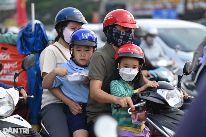 Traffic jams plague HCM City as residents return after National Day holiday - 6 Traffic jams plague HCM City as residents return after National Day holiday - 6