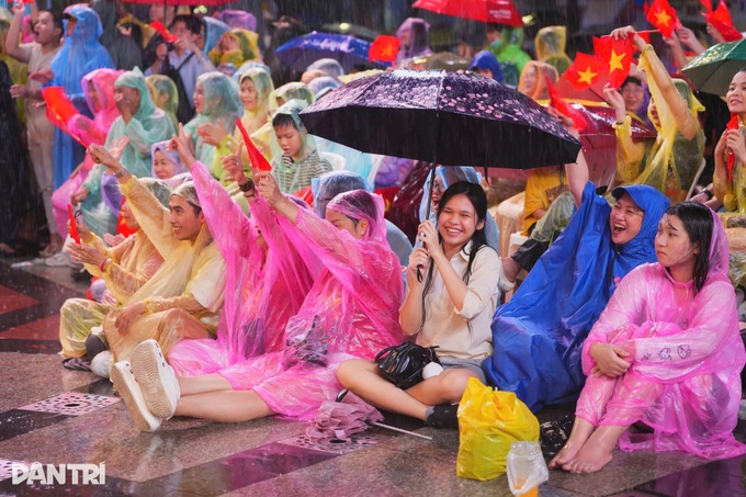 Ho Chi Minh City residents watch National Day fireworks despite heavy rain - 9