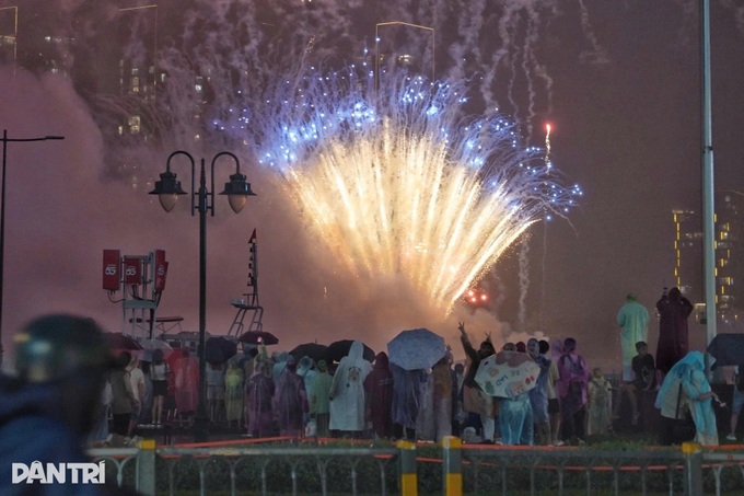 Ho Chi Minh City residents watch National Day fireworks despite heavy rain - 5
