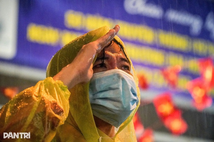 Ho Chi Minh City residents watch National Day fireworks despite heavy rain - 6