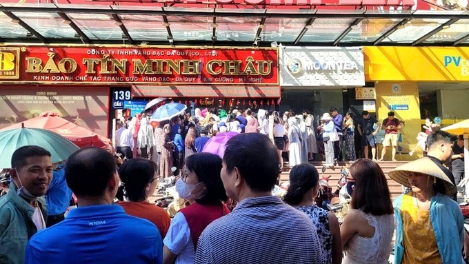 Gold prices hit record high as Hanoi residents queue - 1 Gold prices hit record high as Hanoi residents queue - 1