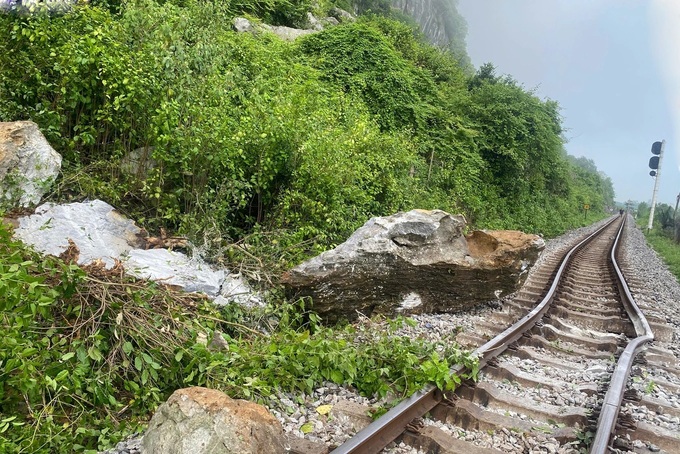 Rockslide damages North–South railway in Quang Tri - 1 Rockslide damages North–South railway in Quang Tri - 1